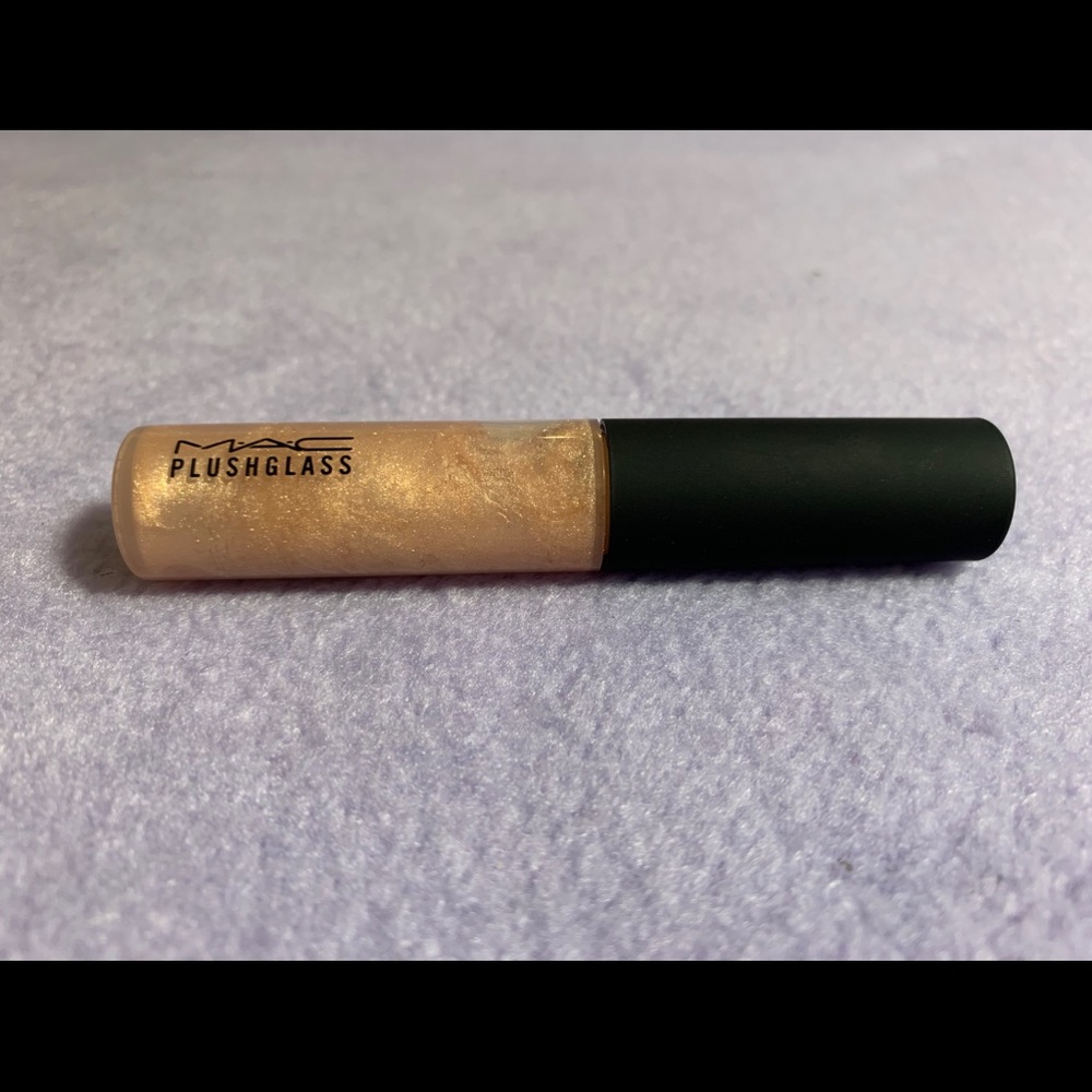 MAC Plushglass Lipgloss in “Nice Buzz”